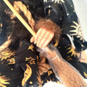 Bruja de la Suerte, Figura Muñeco Colgante de decoración, con escoba - Imagen 13