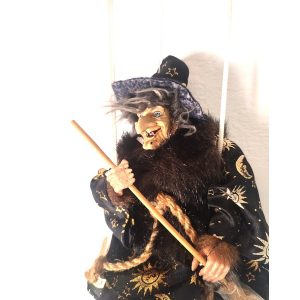 Bruja de la Suerte, Figura Muñeco Colgante de decoración, con escoba - Imagen 6